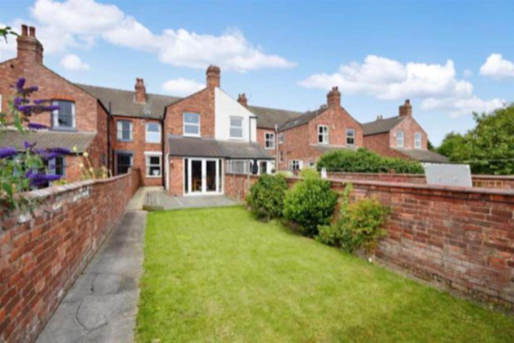 Spacious Victorian Townhouse With Cathedral Views ลินคอล์น ภายนอก รูปภาพ