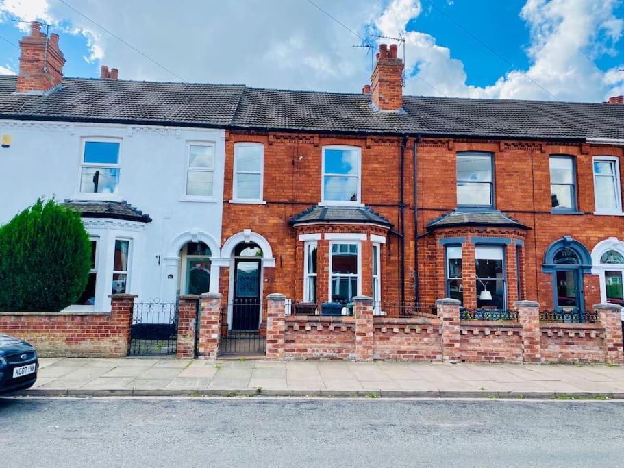 Spacious Victorian Townhouse With Cathedral Views ลินคอล์น ภายนอก รูปภาพ