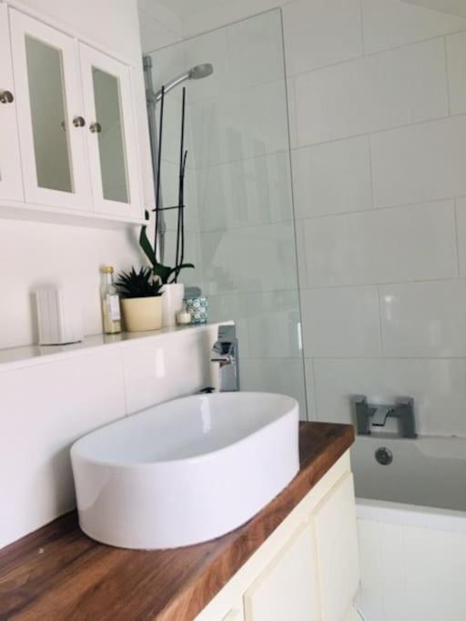 Spacious Victorian Townhouse With Cathedral Views ลินคอล์น ภายนอก รูปภาพ